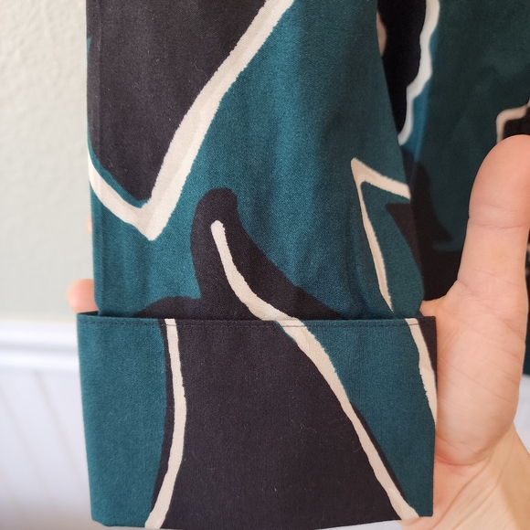 NWT Chico's No Iron Stretch Scroll Print Shirt Size 0 XS  Green and Black - Picture 9 of 10